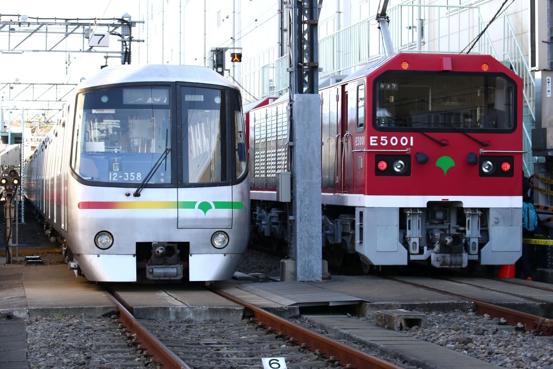 営業運転では地上に出ることのない大江戸線の車両。全般検査や重要部検査の際は電気機関車（右）に牽引されて浅草線の馬込車両検修場に入る（撮影：尾形文繁）