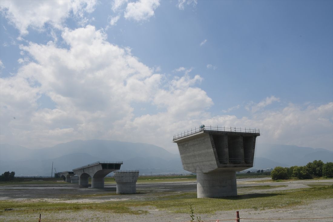 リニア中央新幹線釜無川橋梁の橋脚（記者撮影）