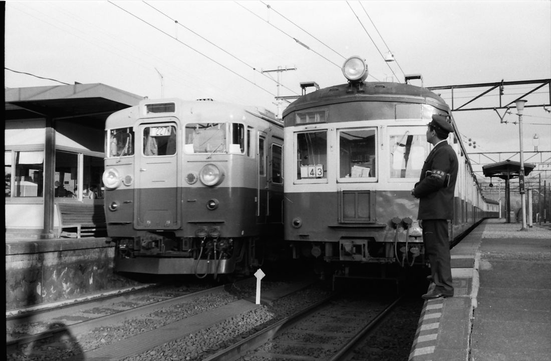 大海駅で飯田線の名物だった旧型国電とすれ違う165系急行「伊那」（撮影：南正時）
