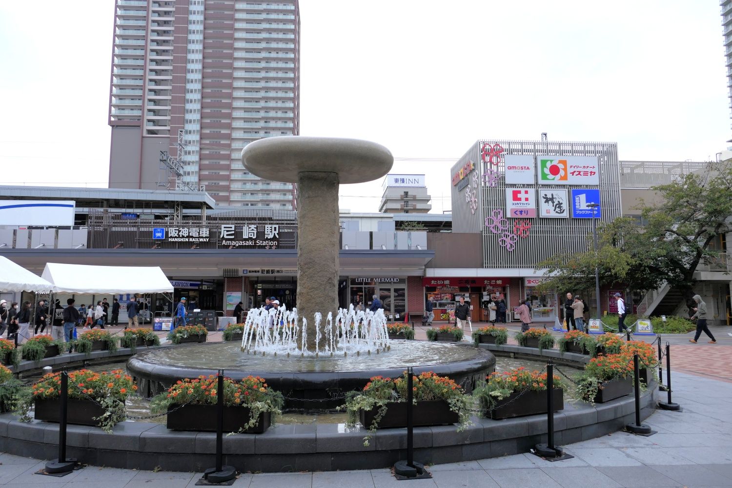 阪神電車の尼崎駅。阪神本線と阪神なんば線の乗り換えの要衝だ（編集部撮影）