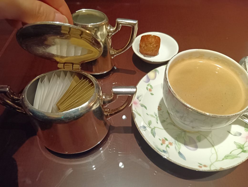 おお、ここには砂糖が入っているぞ（筆者撮影）