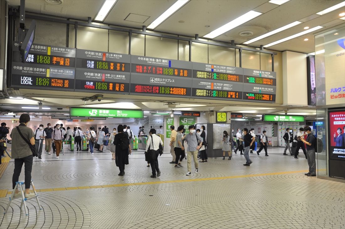 東西自由通路開通直前の新宿駅西口改札付近＝2020年7月（編集部撮影）