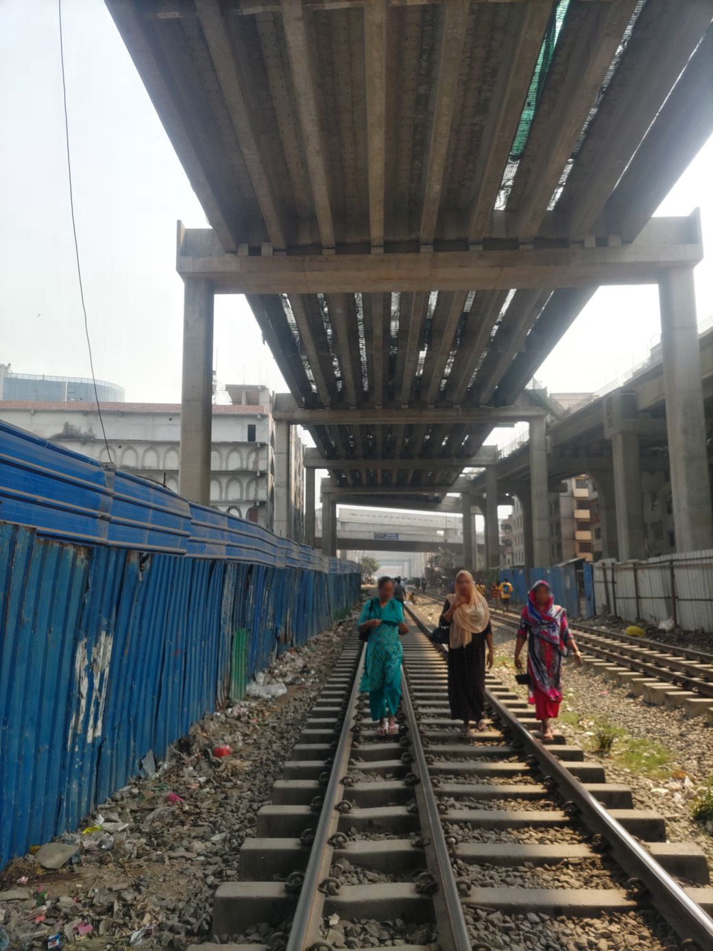 バングラデシュでは線路の上を当たり前のように歩行者が通行している。ゴミや水たまり、バイクや車が行き交う道路より、線路の方が歩きやすいなどの理由があるのだろう（筆者撮影）