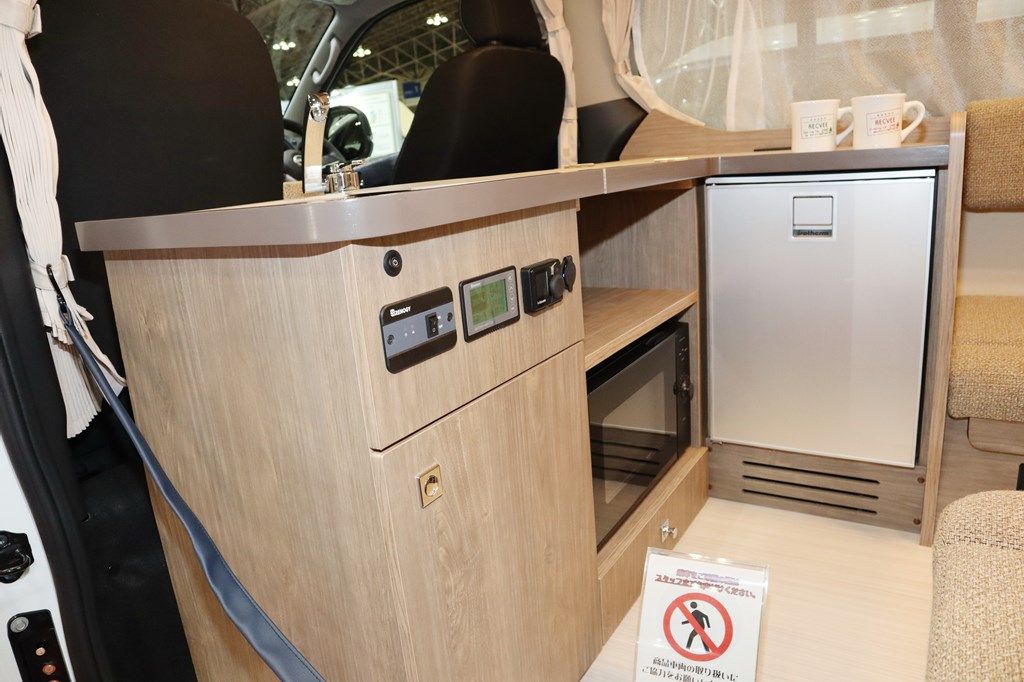 新型キャンピングカー「レクビィ プラスリビン」のオールシーズンタイプ（写真：筆者撮影）