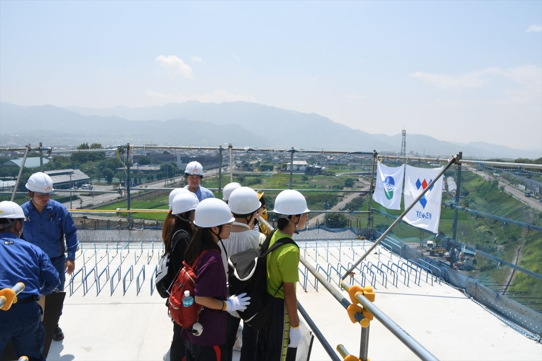 常永川橋梁の現場を見学する地域住民ら（記者撮影）