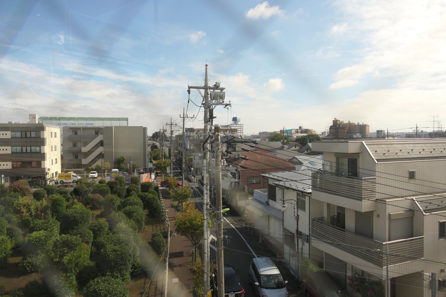 この道路が世田谷区と狛江市を分ける（記者撮影）