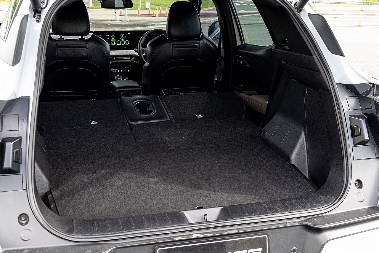 三菱の新型SUV「エクスフォースHEV」（筆者撮影）