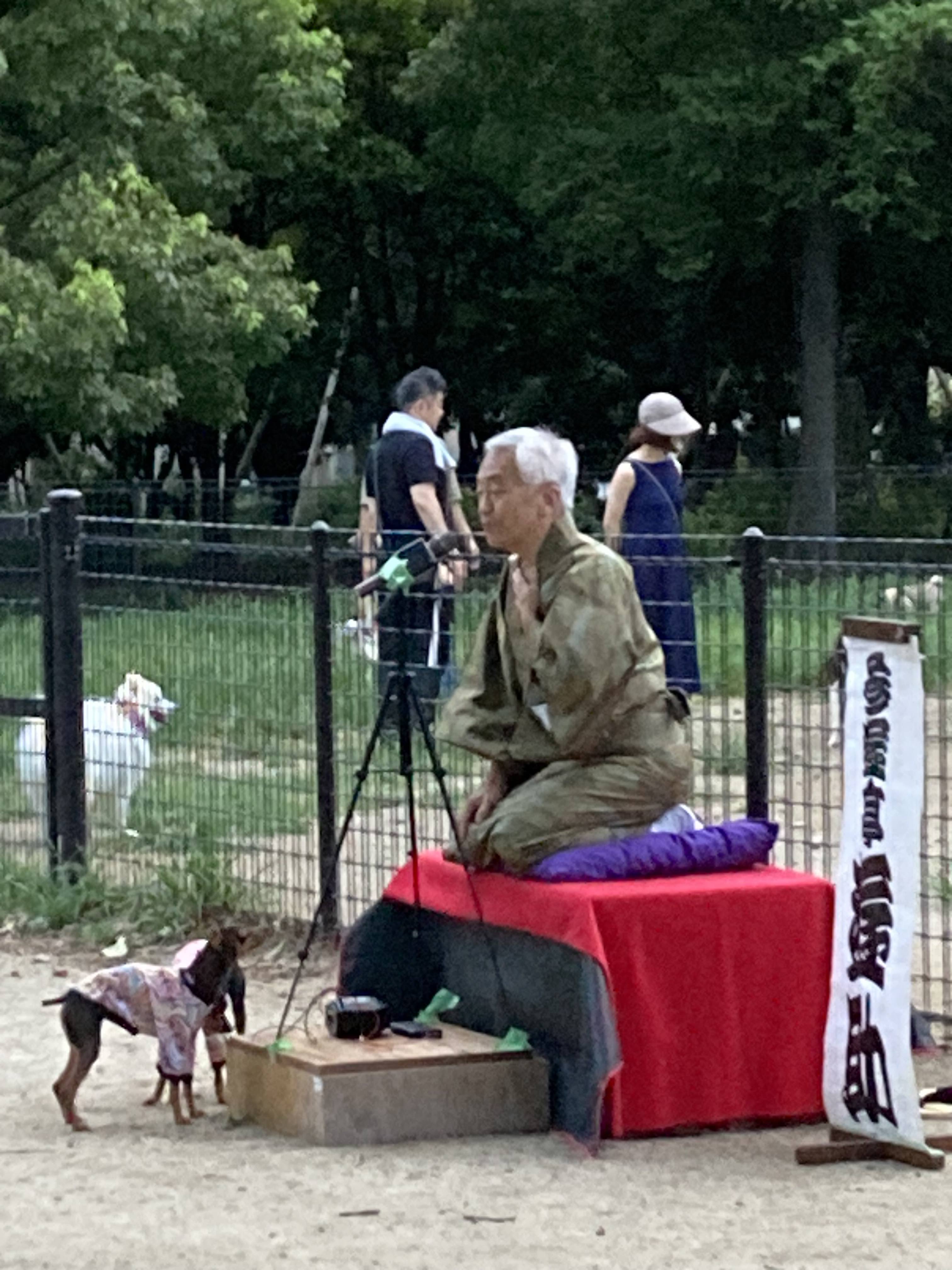 ドッグランで犬語でやったら犬が実際に寄ってきた（写真：豆生田さん提供）