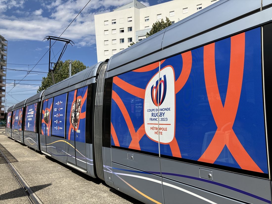 ラグビーワールドカップ2023フランス大会のラッピングを施したトゥールーズの路面電車（筆者撮影）