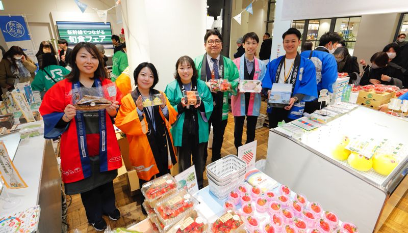 KITTE大阪に集結したJR6社の新幹線荷物輸送担当者。新幹線に乗って日本中の旬と美味しいものが天下の台所、大阪に集結(筆者撮影)