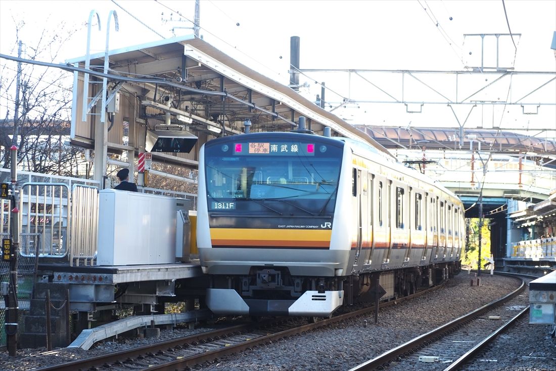 ワンマン化前の南武線。ドアの開閉操作は車掌が行っていた（編集部撮影）