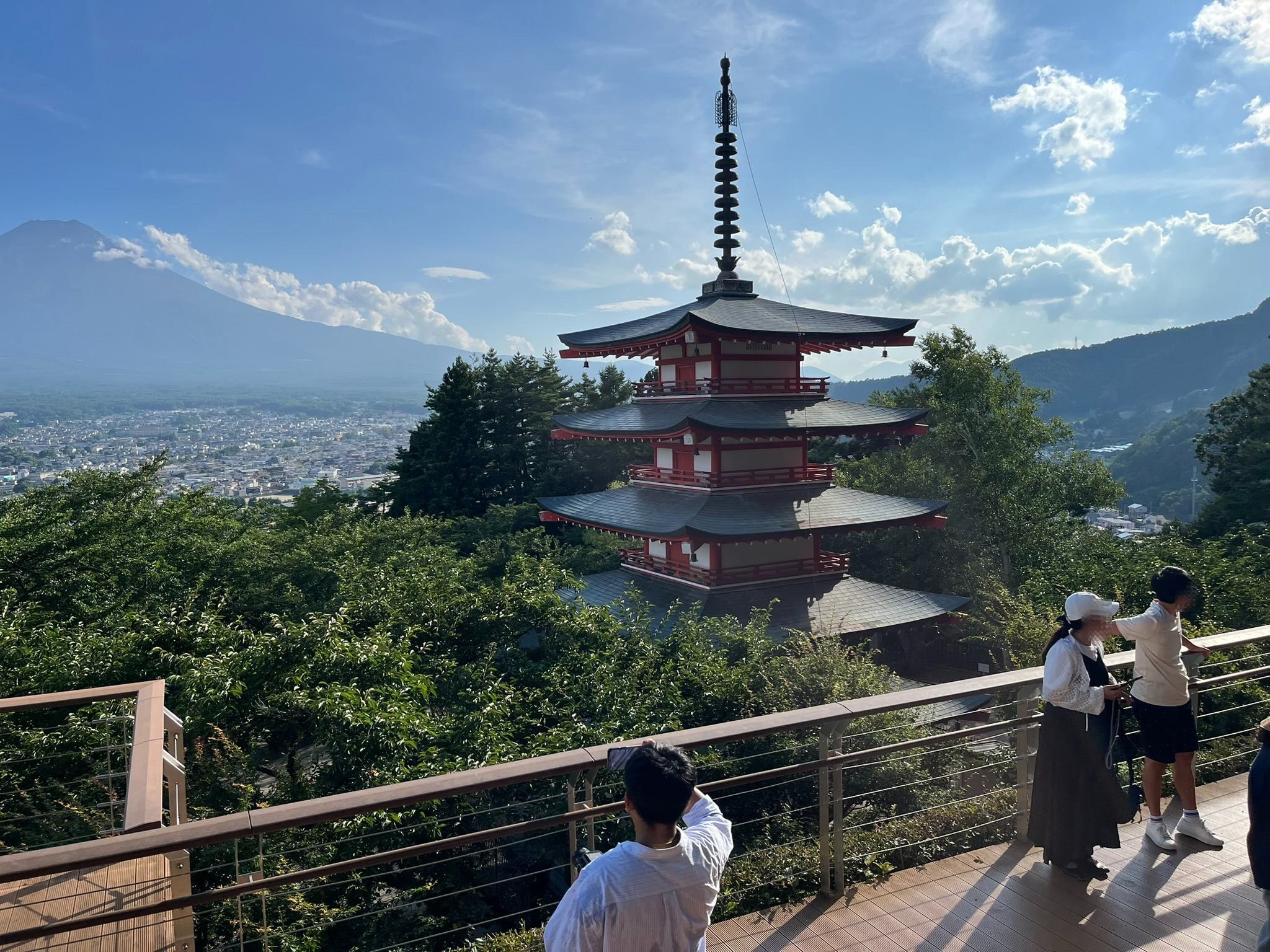 神社の神域にある「新倉山浅間公園」の展望デッキ（筆者撮影）