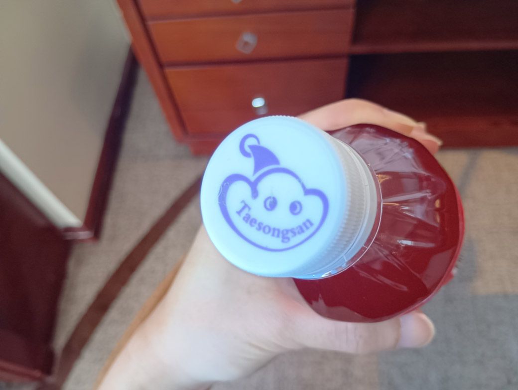 蓋上部に生産年月日が刻印されている。が、文字が薄くて解読に数分を要した。この写真も光の加減で文字が見えにくいわけではなく、純粋に文字が薄い（写真：筆者撮影）