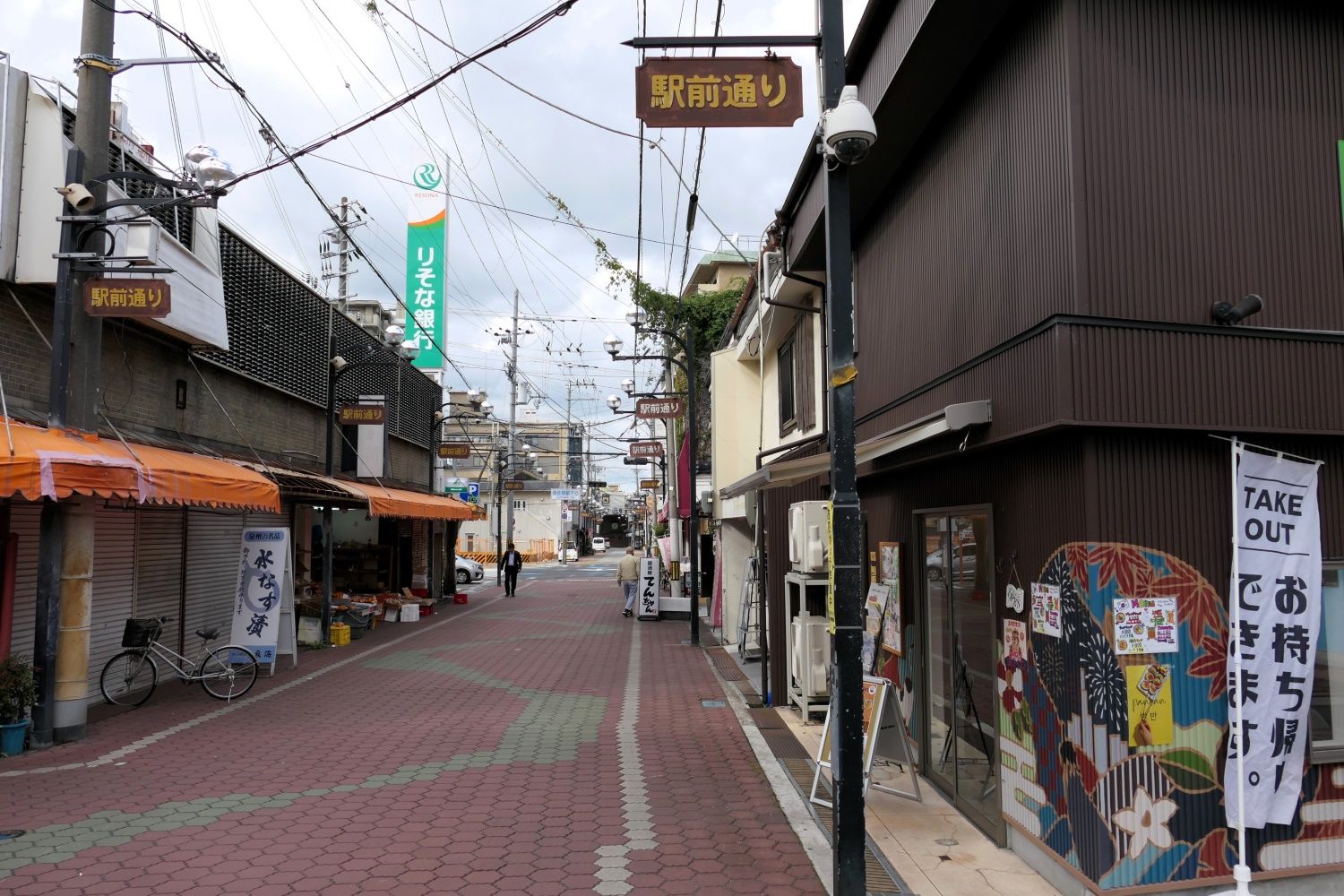 レトロな雰囲気いっぱいの「駅前通り」（記者撮影）