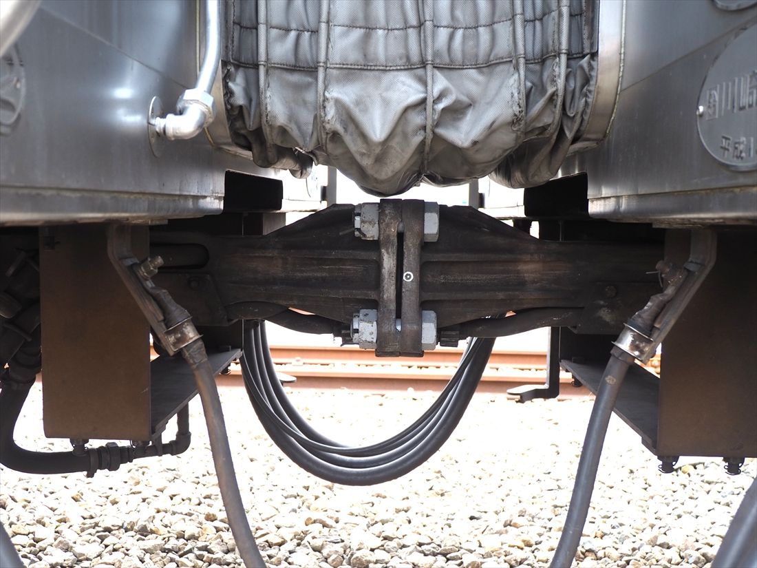 各車両は「半永久型」の連結器でつながっている（記者撮影）