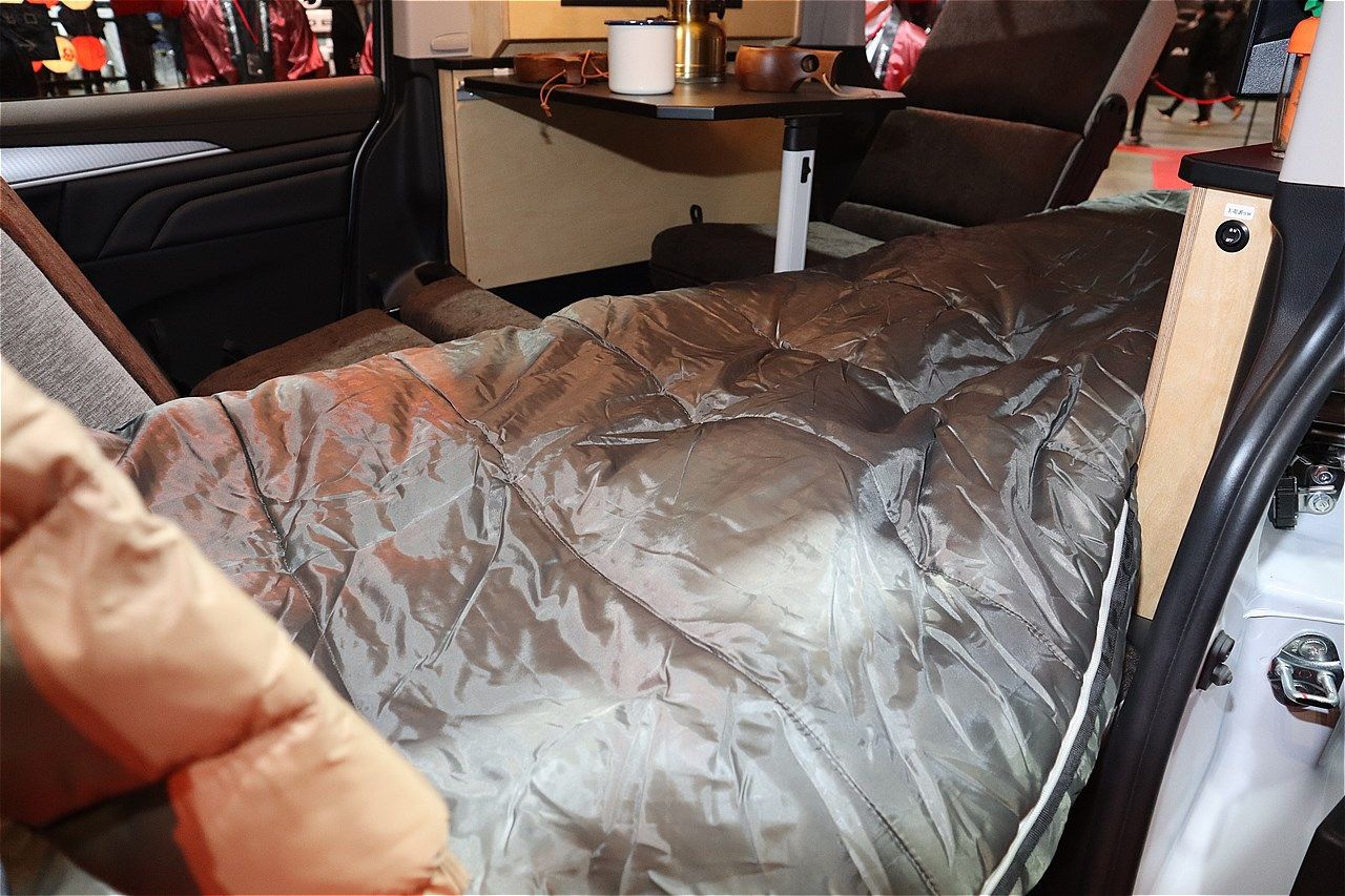 三菱の新型「デリカD:5」をベースにしたキャンピングカー「デリカD:5アクティブキャンパー ロゴス・エディション」（写真：筆者撮影）