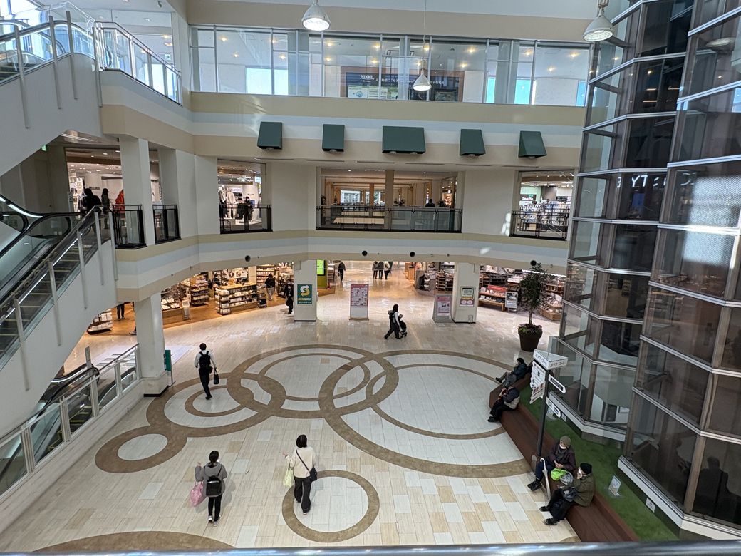 本八幡駅（ニッケコルトンプラザ内観）（写真：筆者撮影）