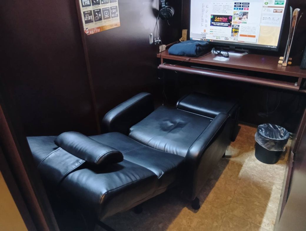 後日訪れたグランド六甲店のブース席は、かなり後ろまで倒れた。この席でも寝れそうだ（著者撮影）