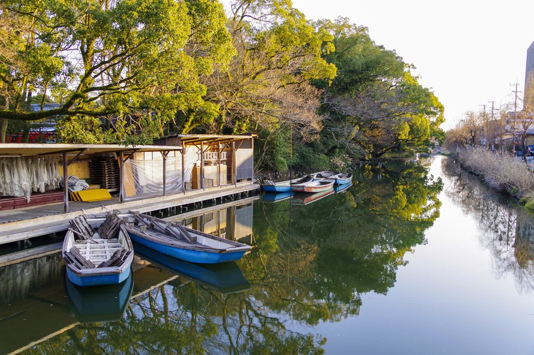 季節ごとに美しい景色を見せてくれる柳川（写真：line / PIXTA）