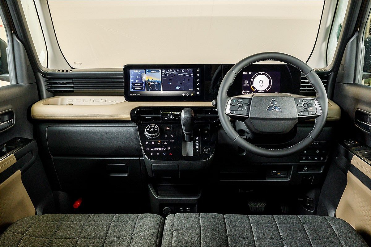 三菱から発売された軽スーパーハイトワゴンの新型「デリカミニ」（写真：三菱自動車）