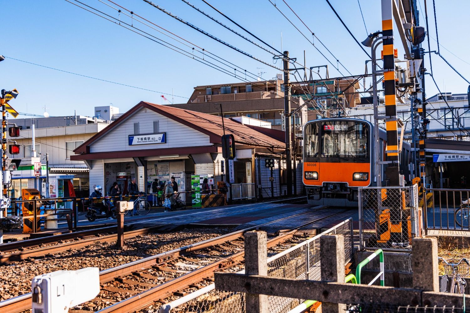 現在の下板橋駅。変わっているのは車両と駅名看板のデザインくらいだ（撮影：鼠入昌史）