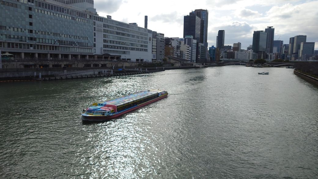 大阪市内は、もともと遊覧船の運行が盛んだ。大阪市天満橋・大川にて（筆者撮影）