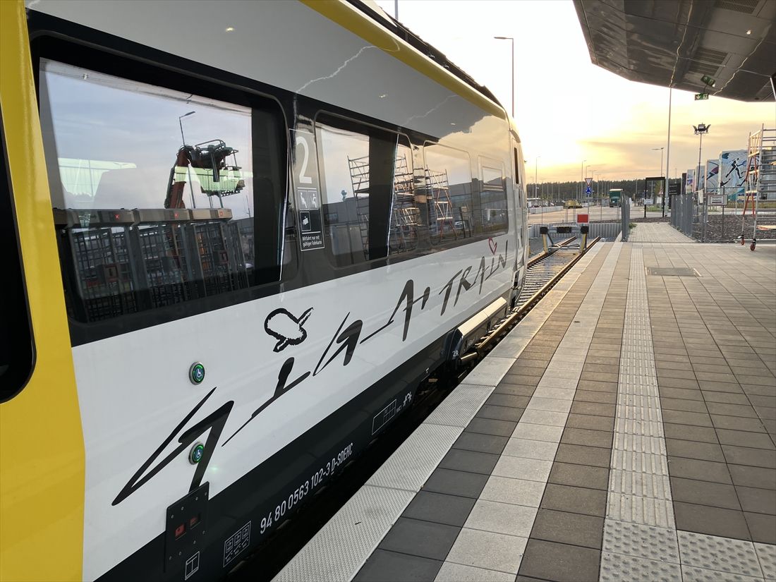 テスラ南駅に到着した列車。同駅には架線がない（筆者撮影）