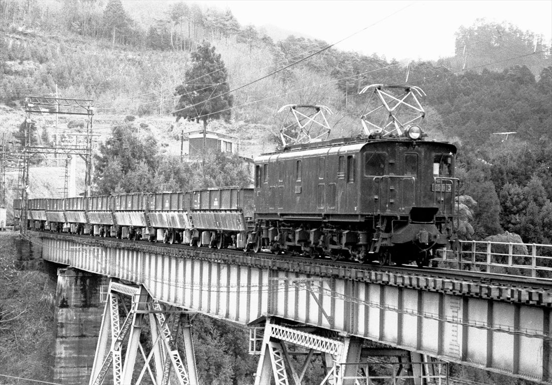 石灰石輸送の貨車を牽引して青梅線の軍畑鉄橋を渡るED16形（撮影：南正時）