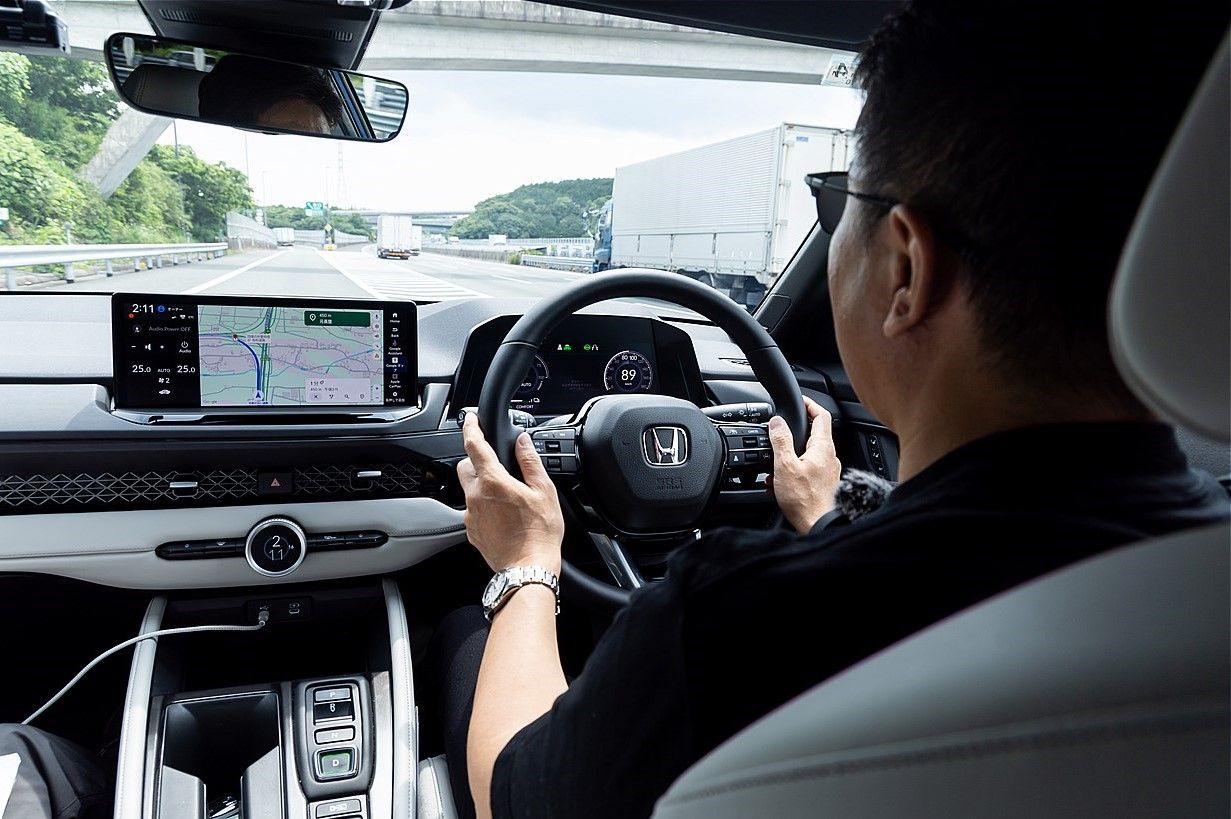 ホンダ量販モデル初のハンズオフ機能を搭載した「アコード e:HEV Honda SENSING 360＋」（写真：三木 宏章）