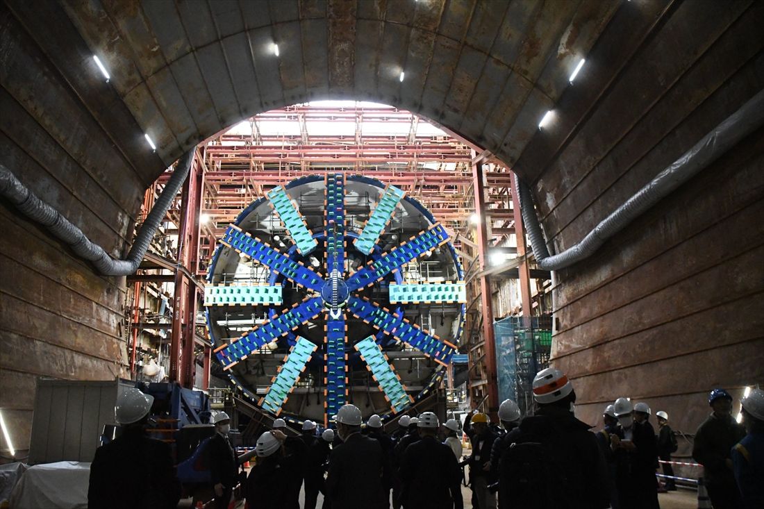 リニア中央新幹線の工事で、神奈川県駅から名古屋方面へ向けてのトンネル掘削に使用するシールドマシン（記者撮影）