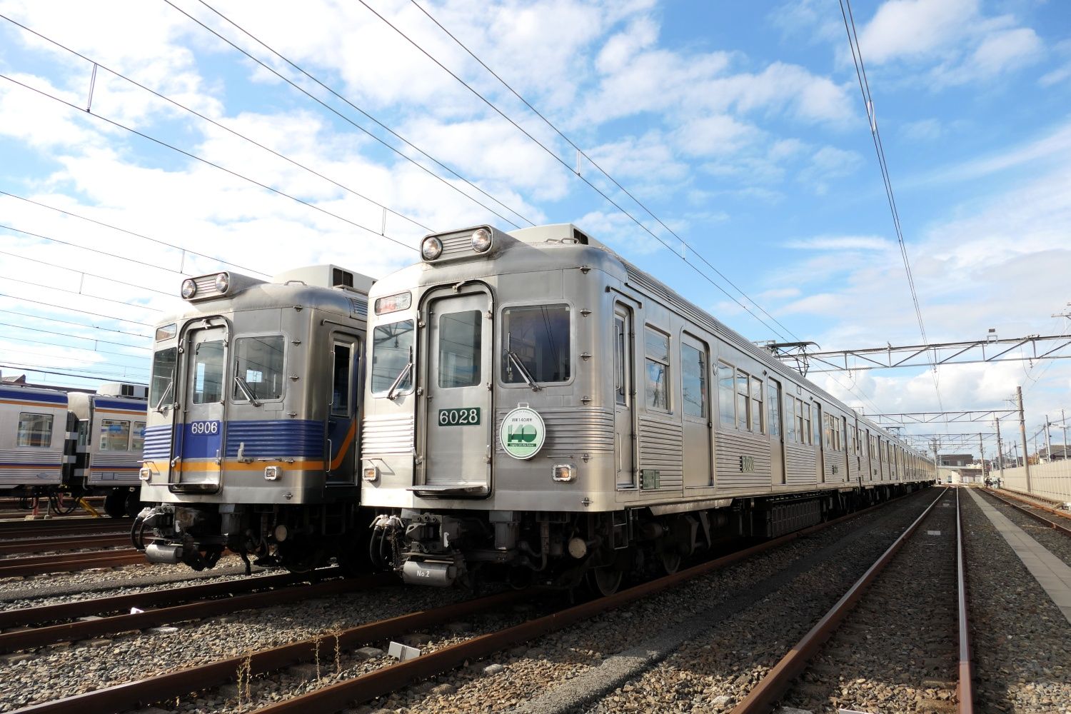 橋本寄りの先頭車。6028編成の2両も無塗装（記者撮影）