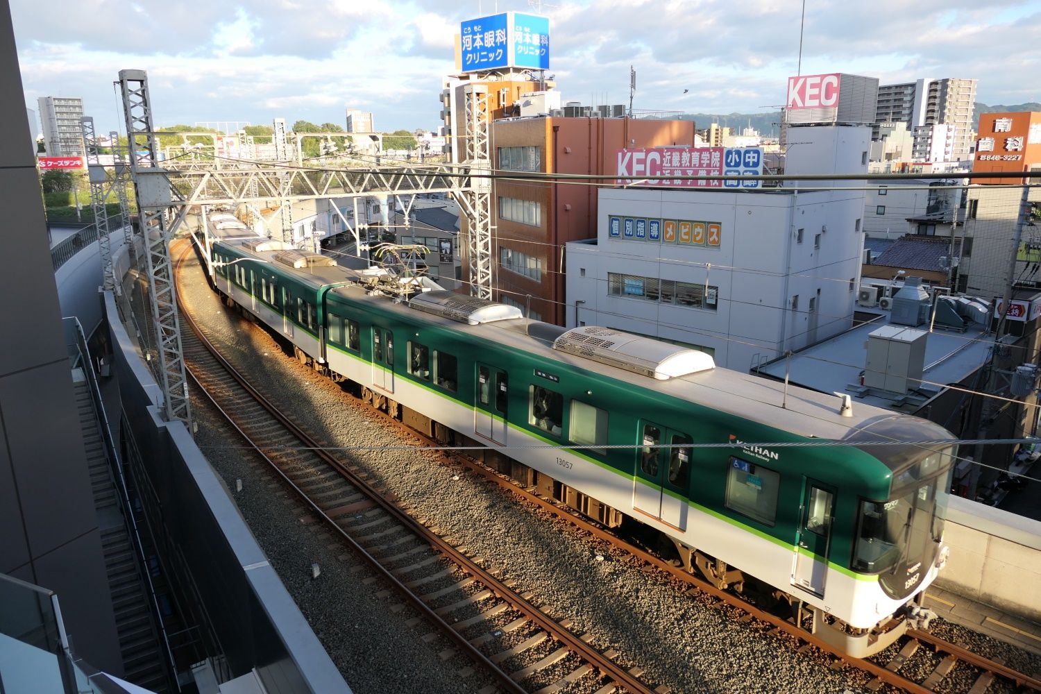 交野線はカーブして画面奥を流れる天野川を渡る（記者撮影）