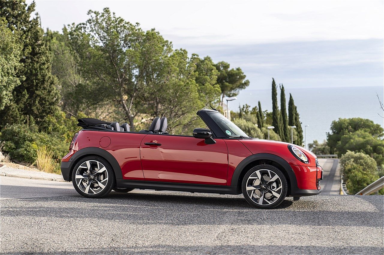 MINI（ミニ）の新型「ミニ・クーパー・コンバーチブルS」（写真：MINI）