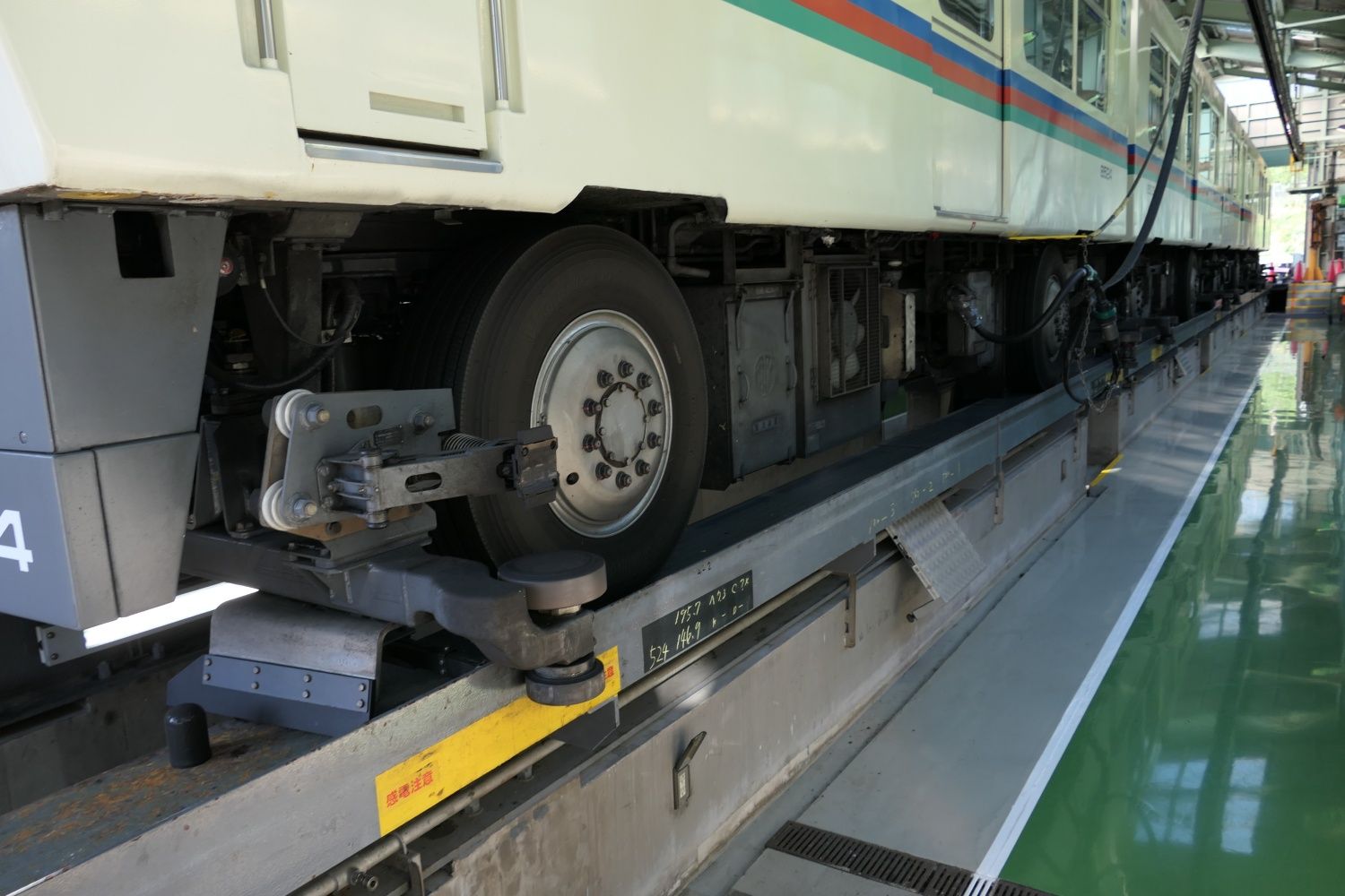 ゴムタイヤで走る8500系。走行用のタイヤは1両に2軸ある（記者撮影）