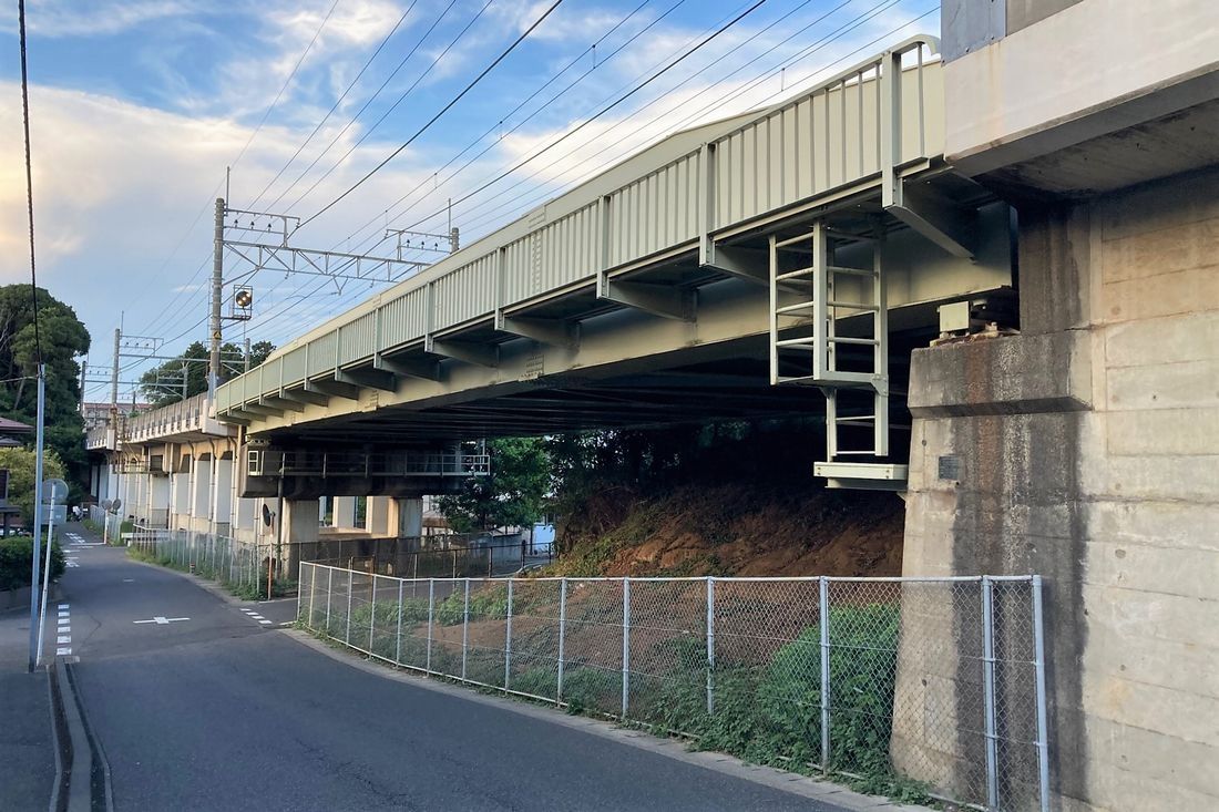 下を通る道路の幅の割に長い架道橋だ（筆者撮影）