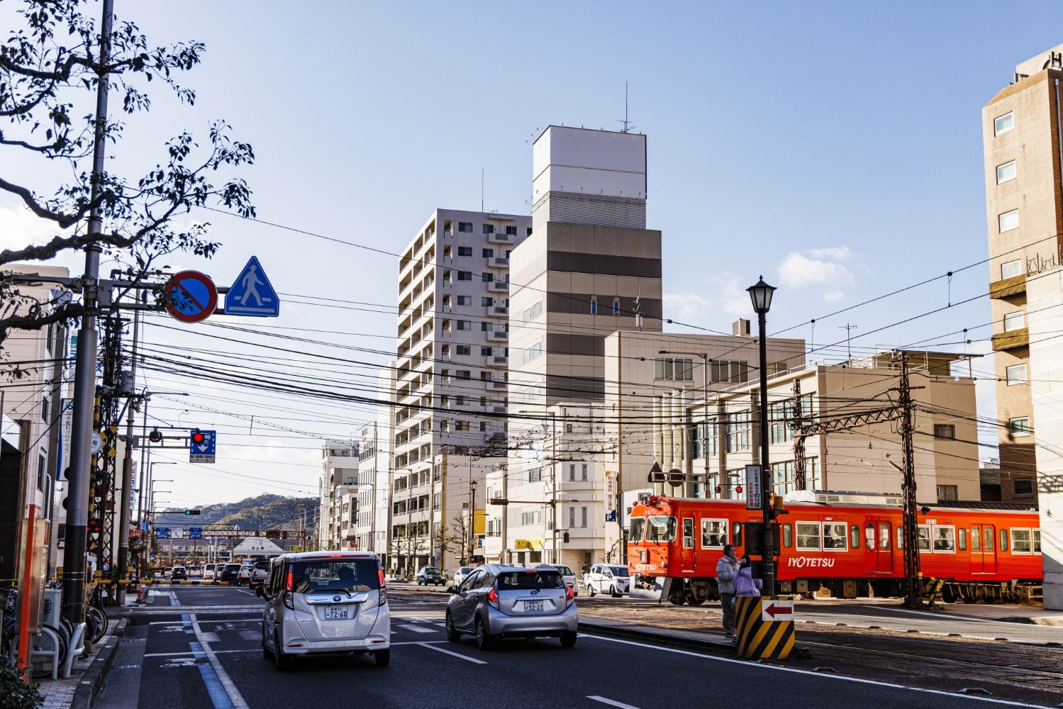JR松山駅前の伊予鉄大手町駅付近では市内電車と郊外電車が平面交差している（撮影：鼠入昌史）