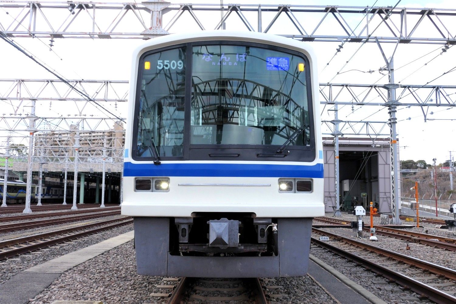 大型曲面ガラスを採用した非貫通型の前面（記者撮影）