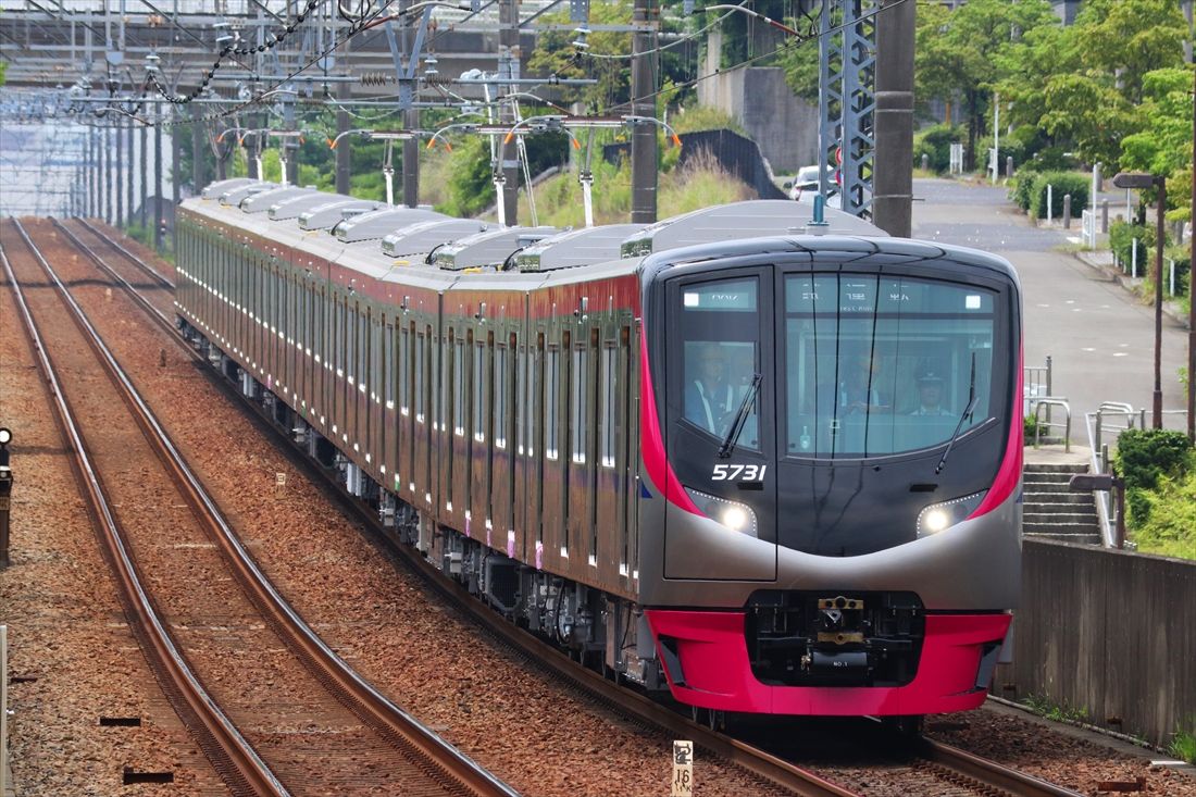 営業運転開始前、相模原線内で試運転する5000系＝2017年7月（撮影：南正時）