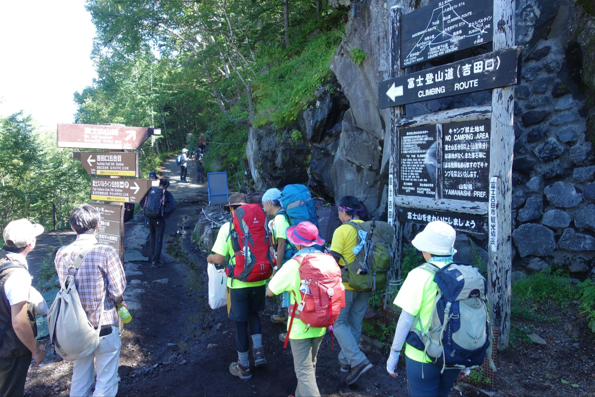 富士山の「吉田ルート」から入った五合目付近（写真：ケイセイ／PIXTA）