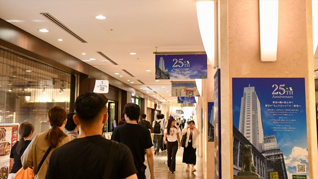 多くの歩行者が行き交う渋谷マークシティ4階のアベニュー（記者撮影）