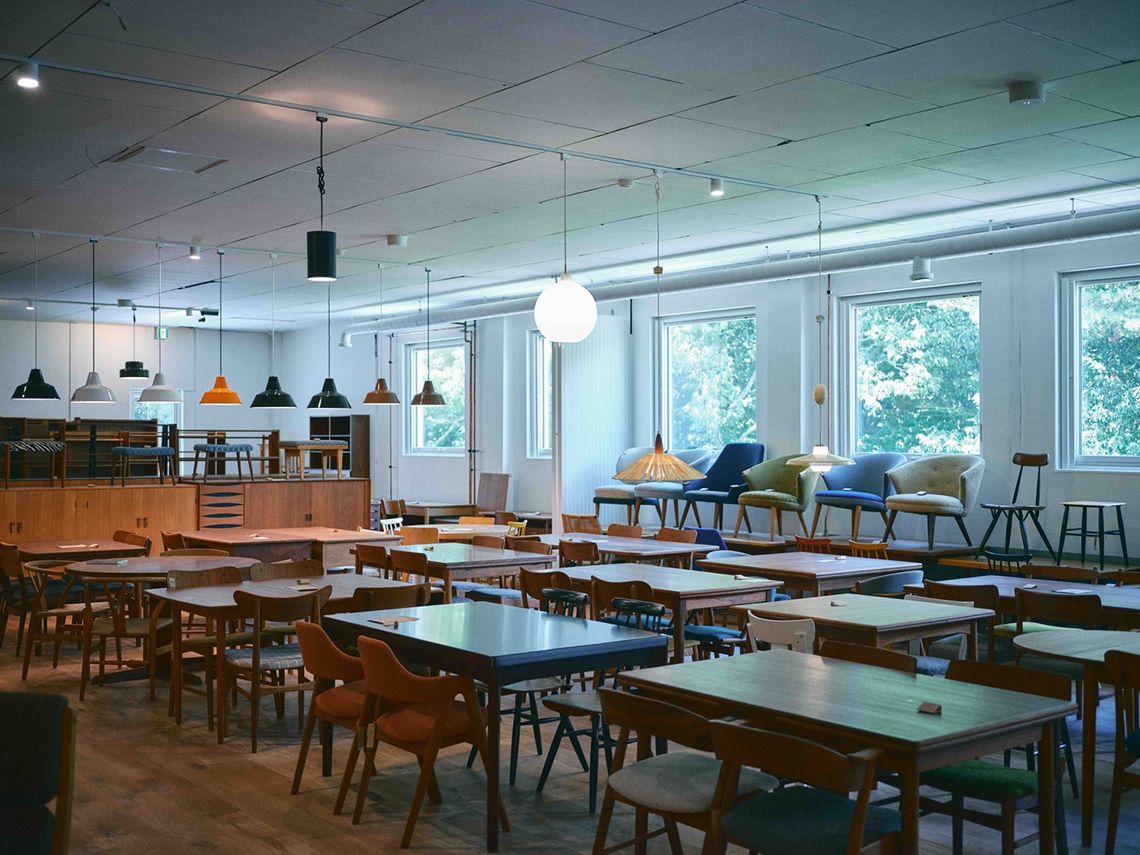 ヴィンテージのテーブルやチェア、照明が並ぶギャラリー