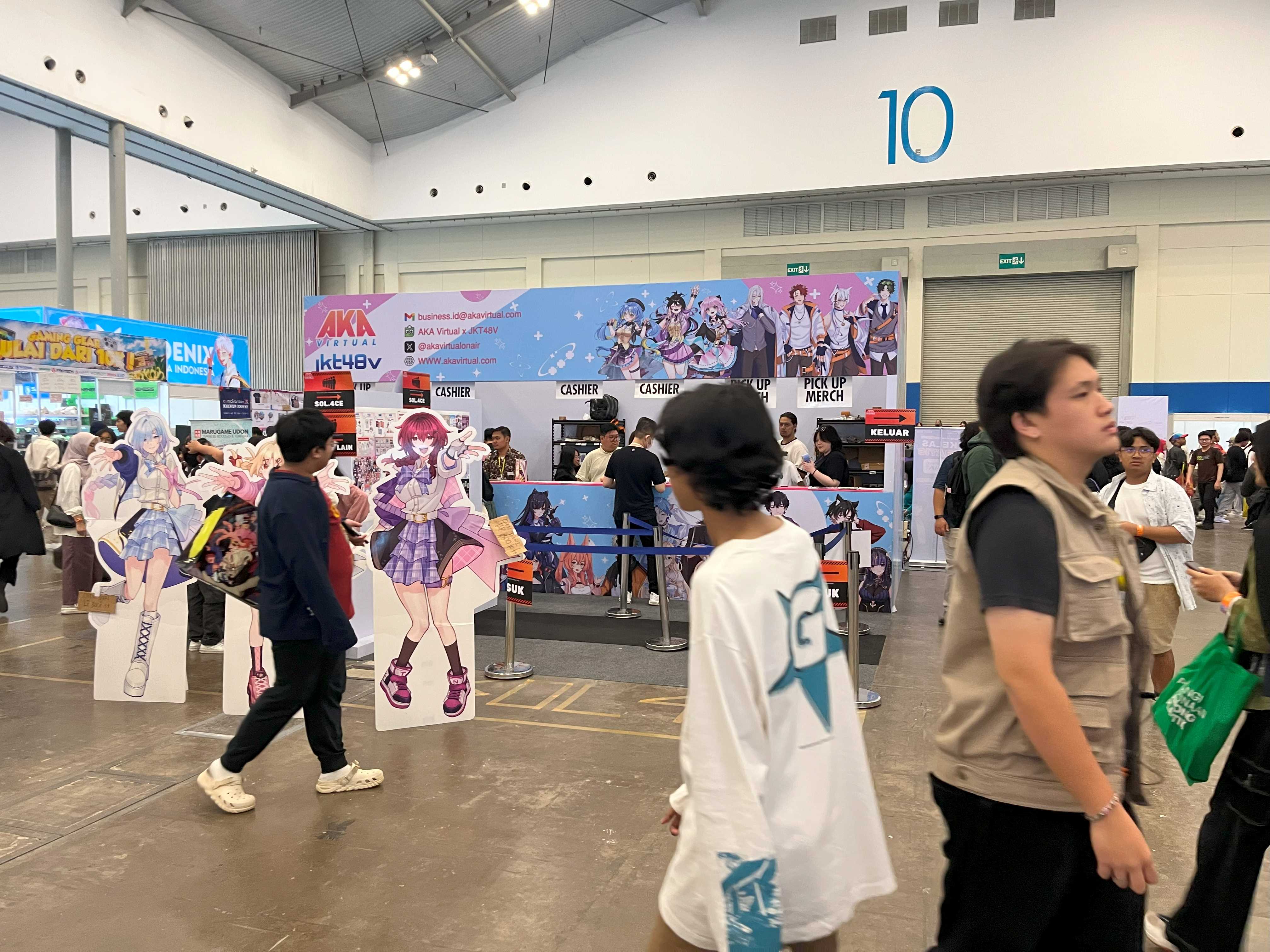 会場奥にある人気VTuberブース。VTuberのパネルやグッズ販売、ファン同士の交流でにぎわう。