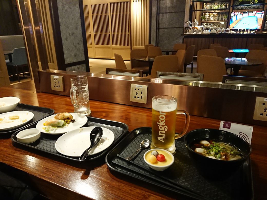 カンボジアのラウンジ。複数人で食べたかのような光景だが、すみません、1人で全部食べました（筆者撮影）