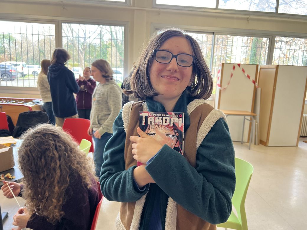 プレゼントの『タコピーの原罪』を抱きしめる（筆者撮影）