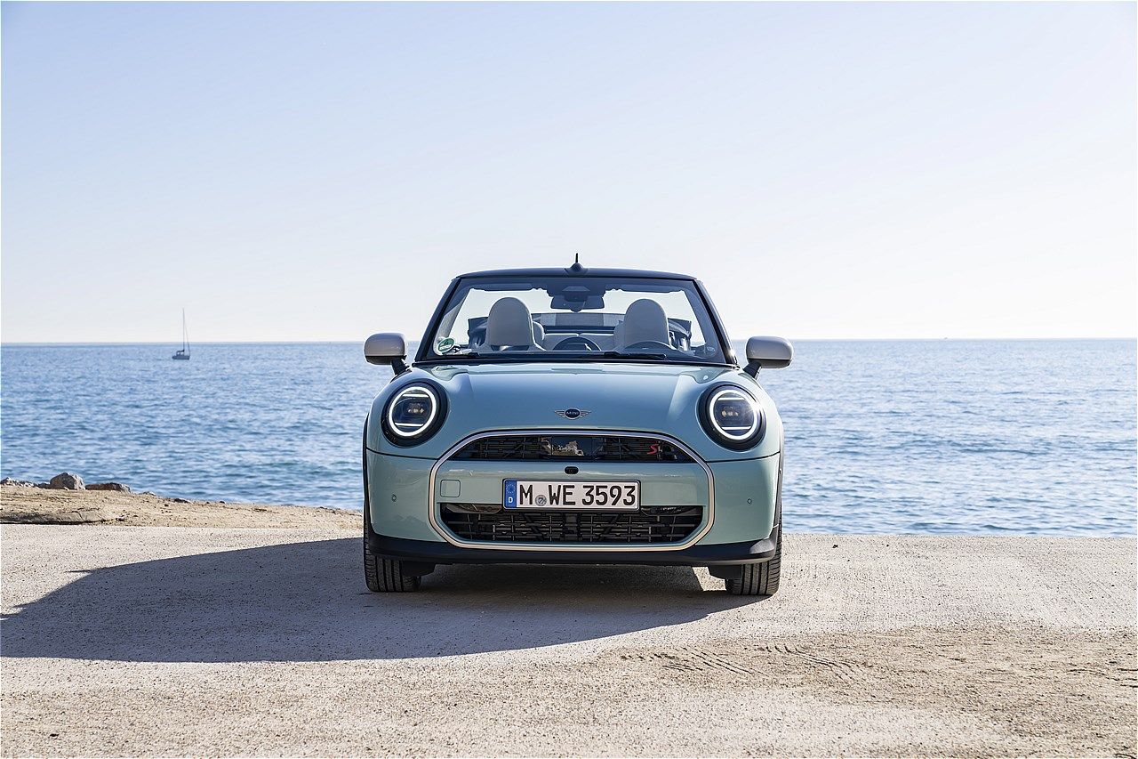 MINI（ミニ）の新型「ミニ・クーパー・コンバーチブルS」（写真：MINI）