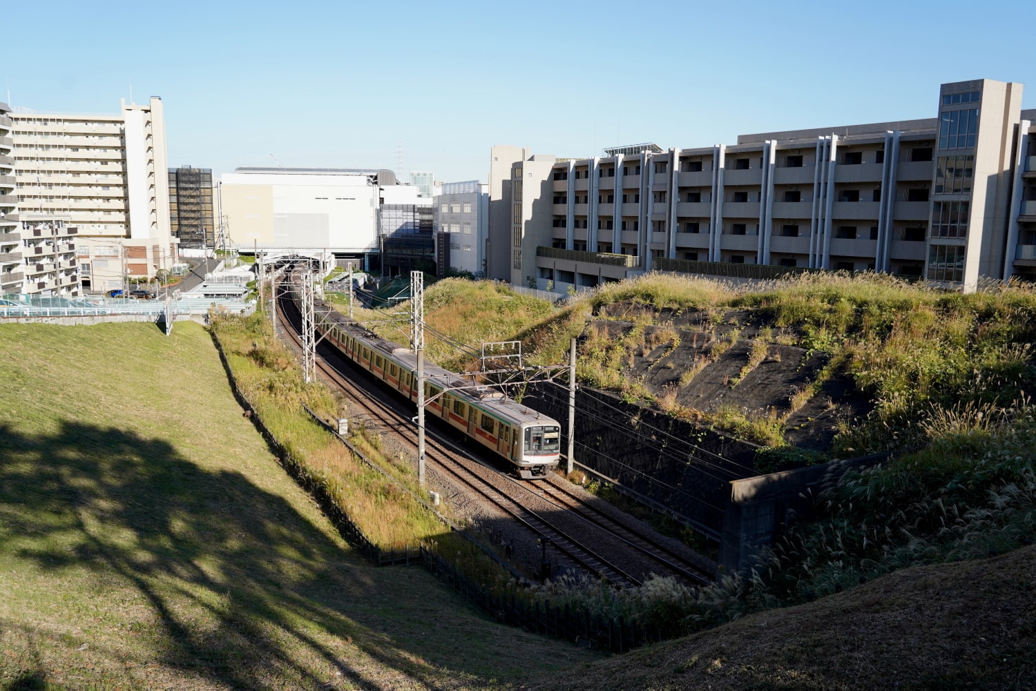 たまプラーザ駅を出る田園都市線の電車（筆者撮影）