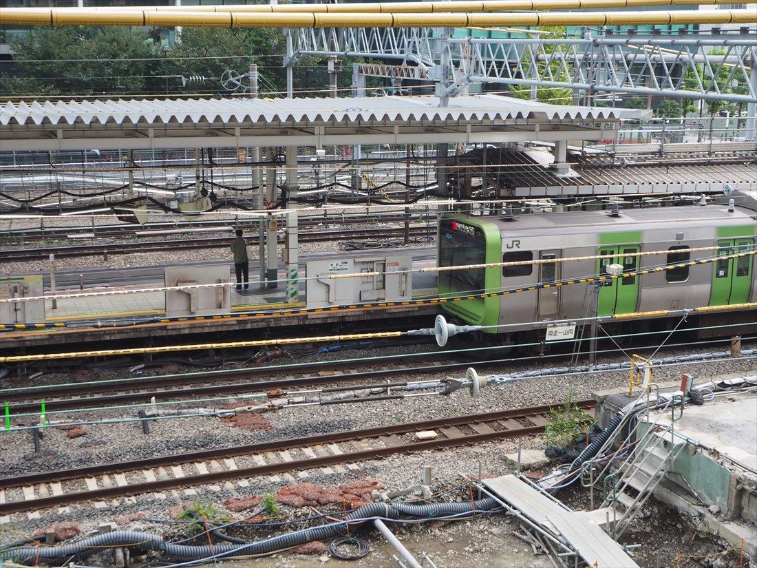 田町駅を発車する山手線外回り電車（記者撮影）