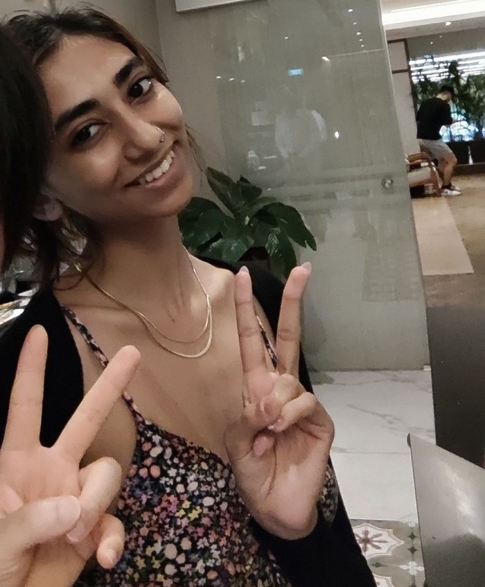 マレーシアのラウンジにいた絶世の美女。快く写真撮影に応じてくれました（筆者撮影）