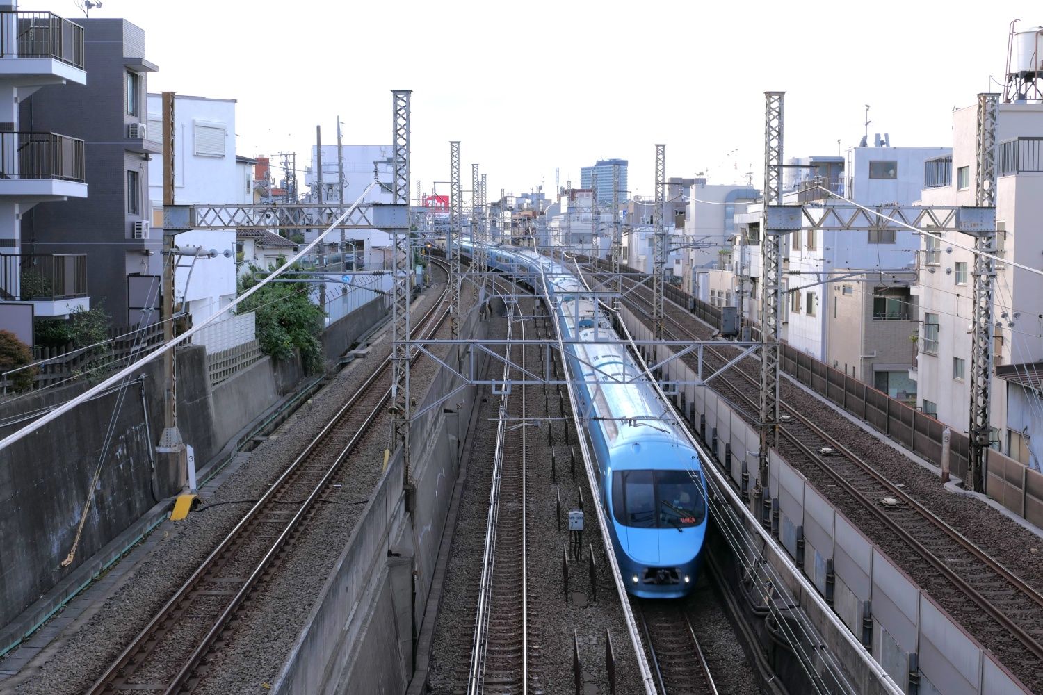 千代田線に乗り入れるロマンスカー・MSE（記者撮影）