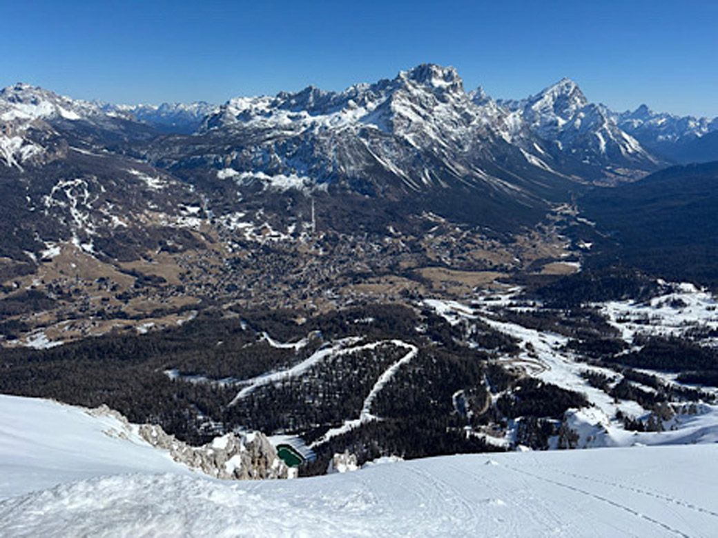 山あいから四方を岩峰群に囲まれたコルティナを望む（写真：筆者撮影）